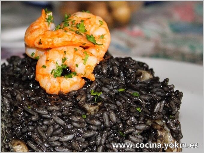 BLACK RICE - A plate of rice containing sauce recipe 