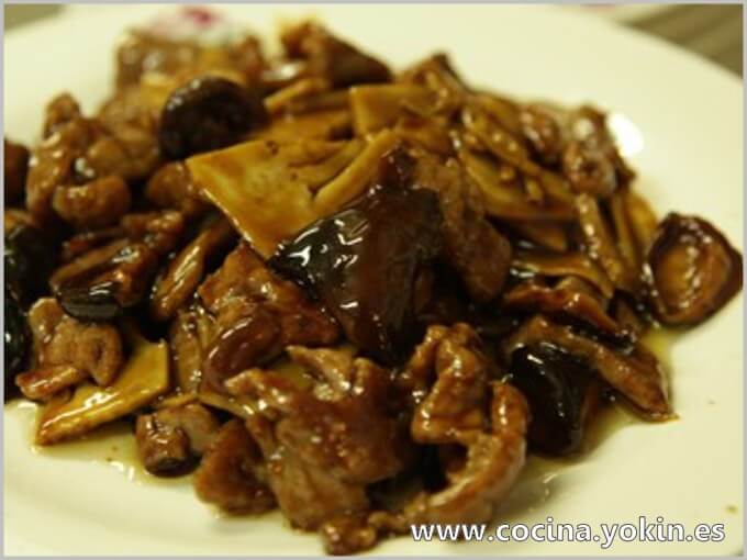 VEAL WITH MUSHROOMS AND BAMBOO - This recipe is an interpretation of the original. I wanted to adapt in a simple way so that everyone can do it at home.