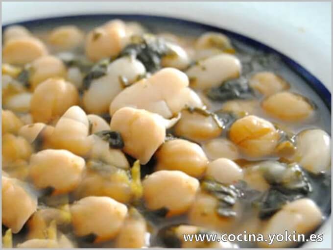 CHICKPEAS WITH CHARD - A stew made with simple components but it is very rich and easy to prepare. Ideal for beginners in the preparation of stews.