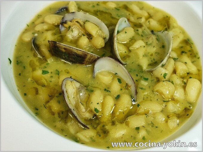 WHITE BEANS WITH CLAMS - A traditional coastal dish that uses two great products. 