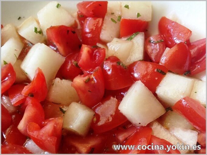 TOMATO AND MELON SALAD - Very colorful salad bicolor getting a contrast of textures and flavors very nice. It