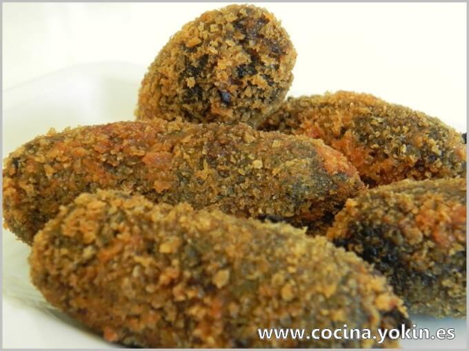 SQUID INK CROQUETTES - A type different from those made with white bechamel, which gives a touch of color and different flavor kibble. Difficulty medium preparation.
