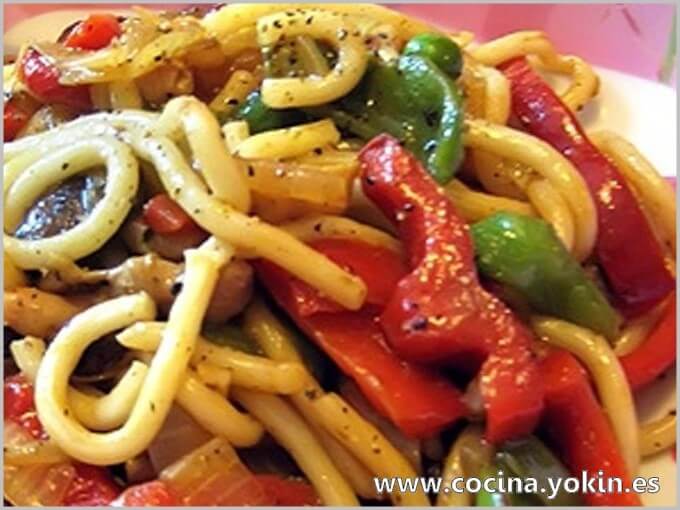 SPAGHETTI WITH VEGETABLES AND CHICKEN IN SOY SAUCE - This dish reminds a little of Chinese cuisine. Important contribution to pasta chicken and vegetables.