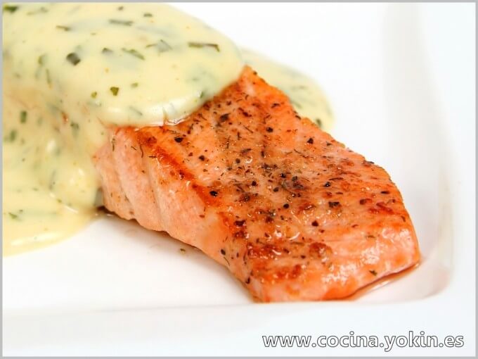 SALMON BAKED WITH CHEESE SAUCE - One way to prepare salmon that keeps it juicy. The cheese sauce brings softness on the palate and counterpoint of color. Easy preparation.