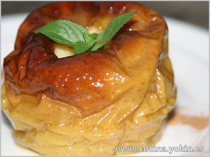BAKED APPLE - A very digestive dessert, very simple to make but very attractive to table. A nice and sweet way to familiarize children with the fruit.