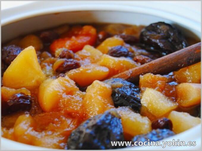 CHRISTMAS COMPOTE - Dessert rich in nuances for the wide variety of fruit that incorporates. Sweet, soft and exquisite flavor. Complex-looking but easy to prepare.